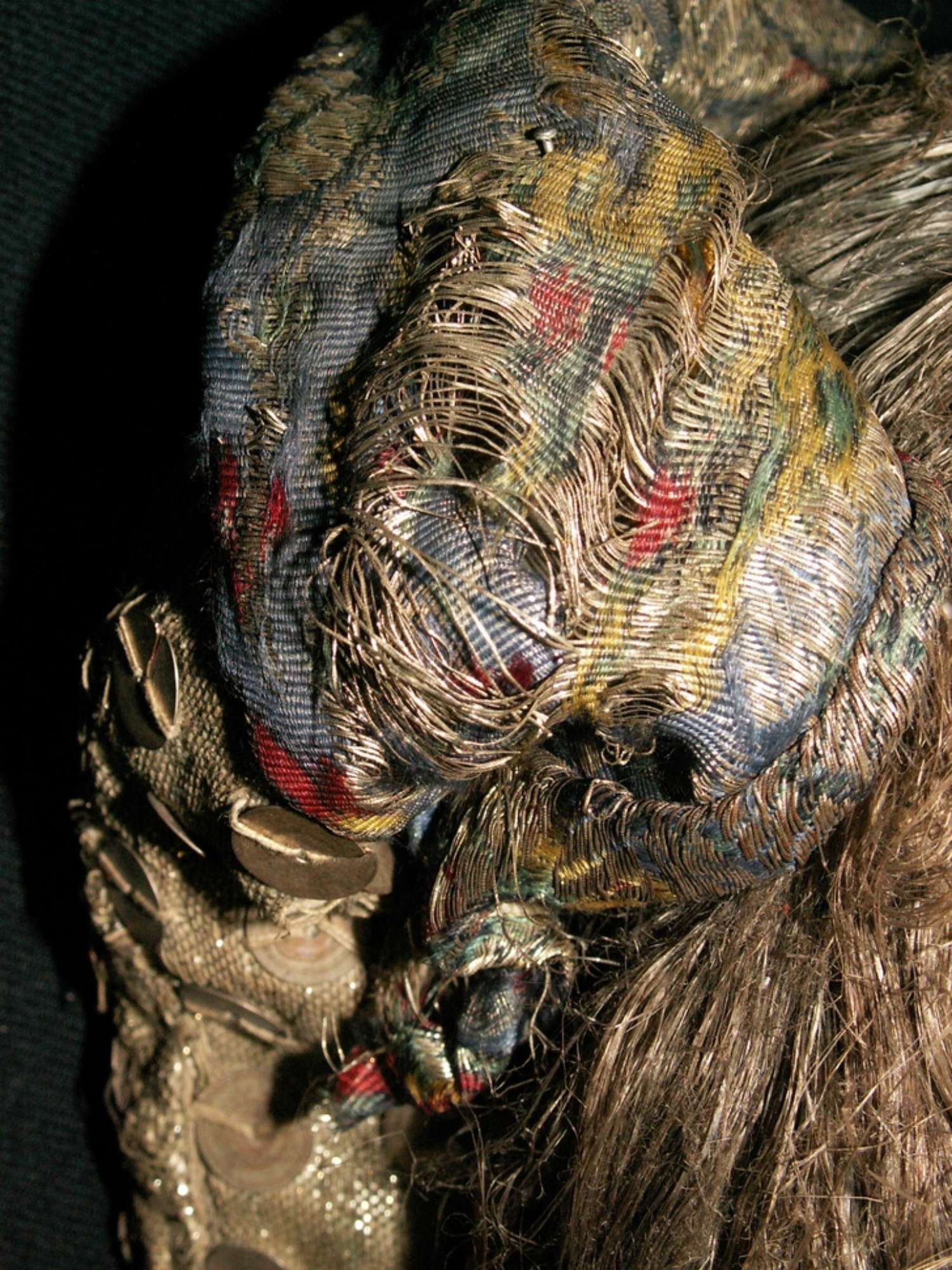 Particolare del copricapo prima del restauro